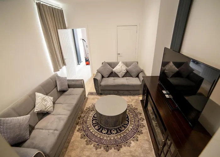 Entire 2 Bedroom Ground Floor Apartment Cardiff City Centre & Stadium